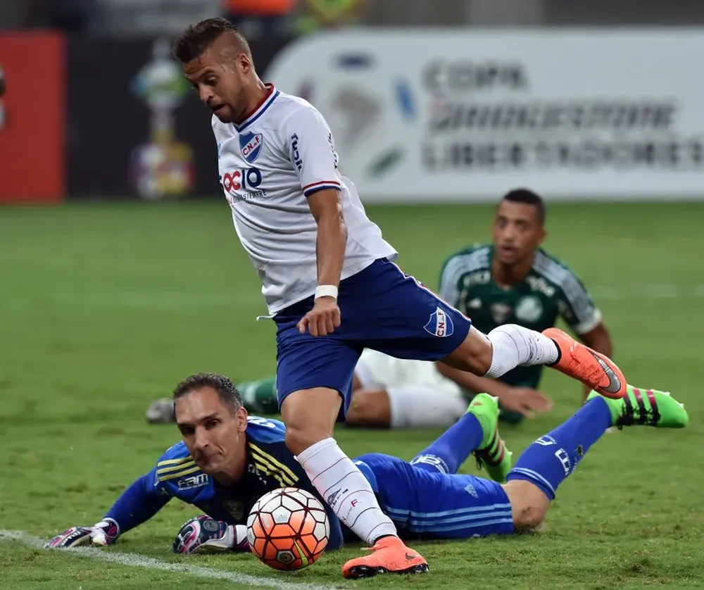 El Diente López a punto de anotar uno de los dos goles que le convirtió a Palmeiras en la Copa Libertadores 2016 El Diente López a punto de anotar uno de los dos goles que le convirtió a Palmeiras en la Copa Libertadores 2016