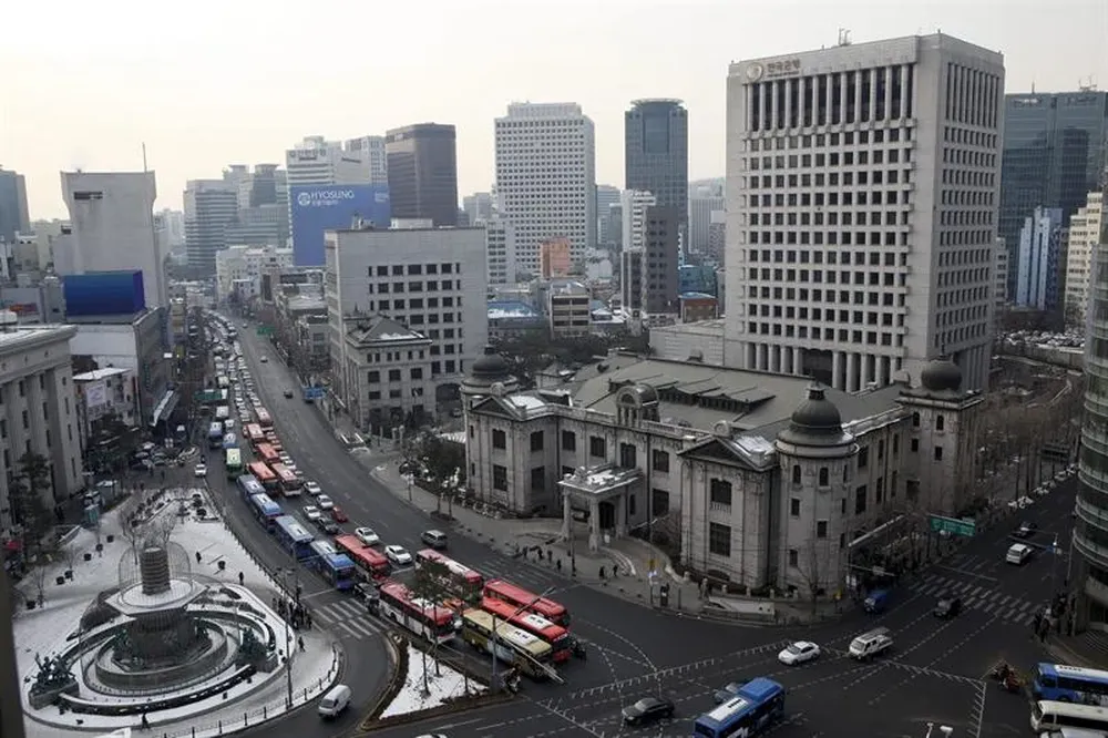 Vista exterior de la sede del banco central de Corea del Sur en Seúl hoy