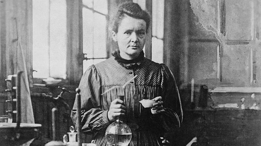Marie Curie manipuló sustancias radiactivas durante gran parte de su carrera con las manos sin protección.