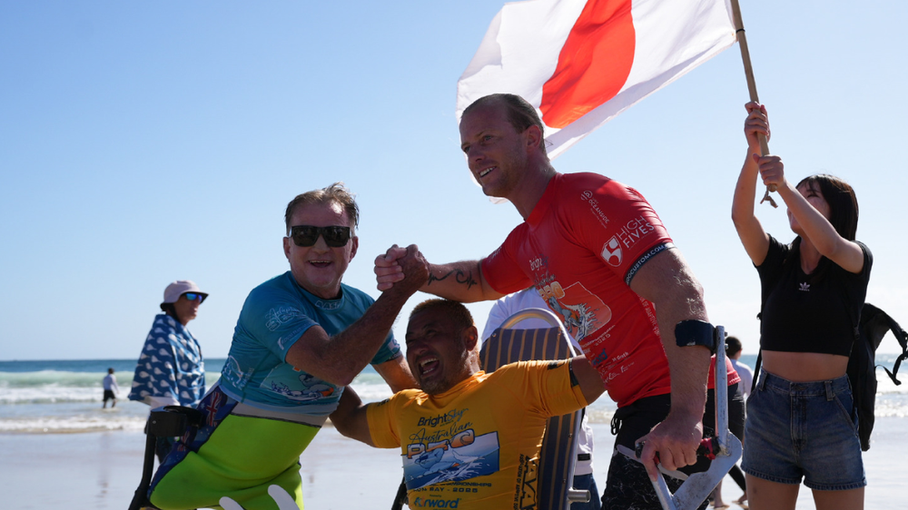 Llywelyn Williams (con traje rojo y negro) tras competir en el Campeonato Australiano de Surf Adaptado Bright Sky 2026.