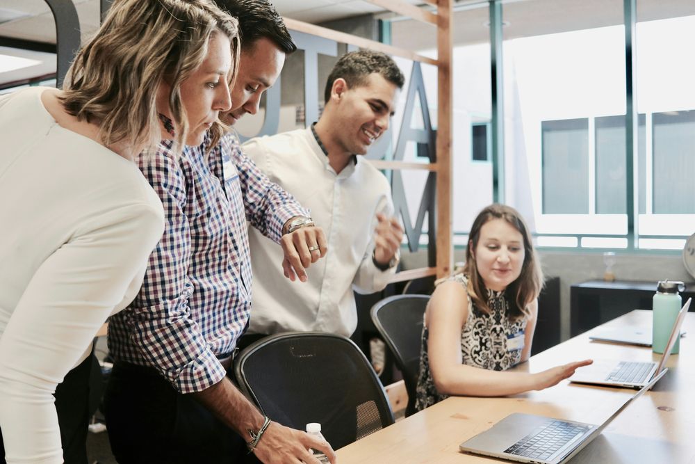 Empleo asegurado: el SEPE ofrece contratos indefinidos para fortalecer el sector administrativo.