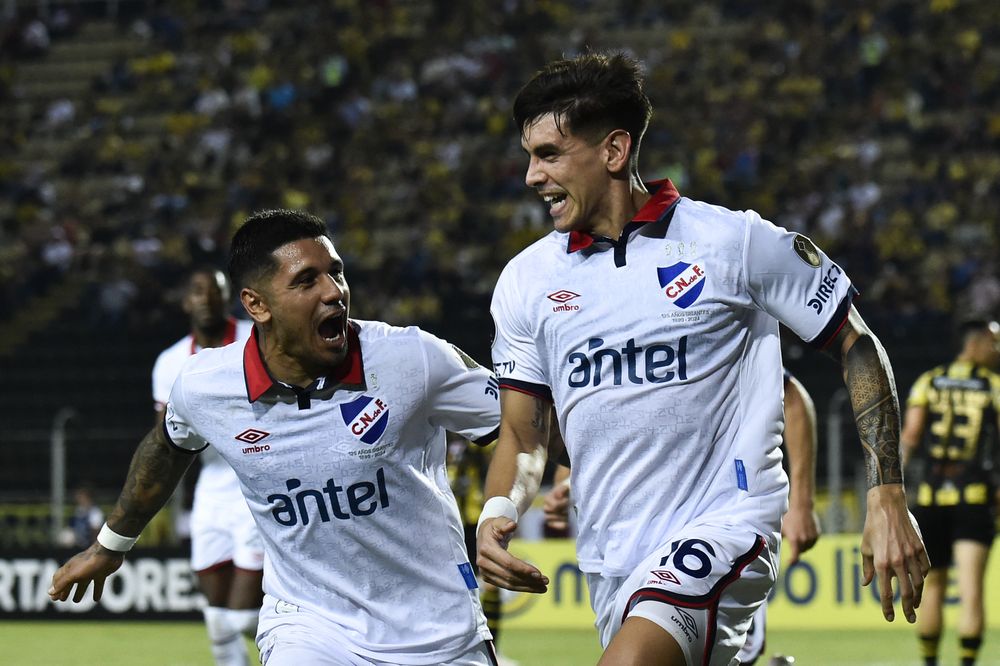 Alexis Castro y Antonio Galeano en un partido de Copa Libertadores