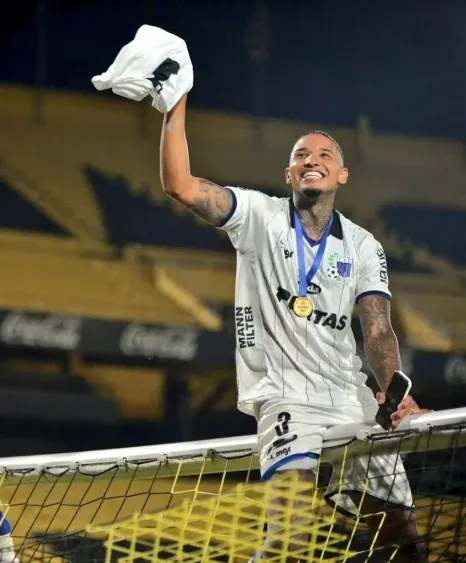 Juan Izquierdo celebrando el campeonato uruguayo con Liverpool en diciembre de 2023