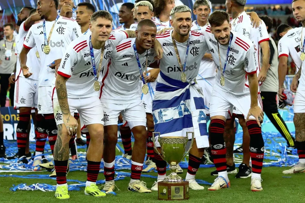 Guillermo Varela, Nicolás De la Cruz, Giorgian De Arrascaeta y Matías Viña, posan con una nueva copa ganada, la del Torneo Carioca