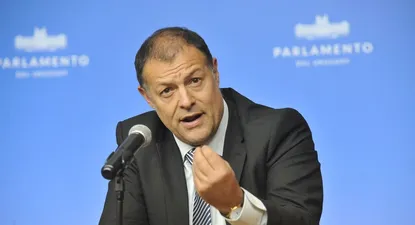 revisan situacion de 2.000 docentes que hace anos no van a trabajar por ineptitud fisica