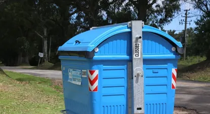 Contenedor de residuos en Camino Los Ceibos, Maldonado.