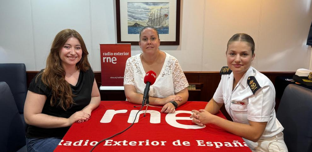 La princesa Leonor junto a las conductoras de Españoles en la mar.