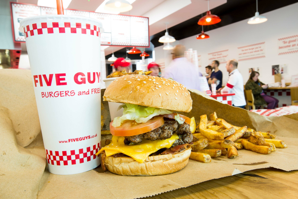 La cadena de hamburgueserías Five Guys cumple 8 años en España.