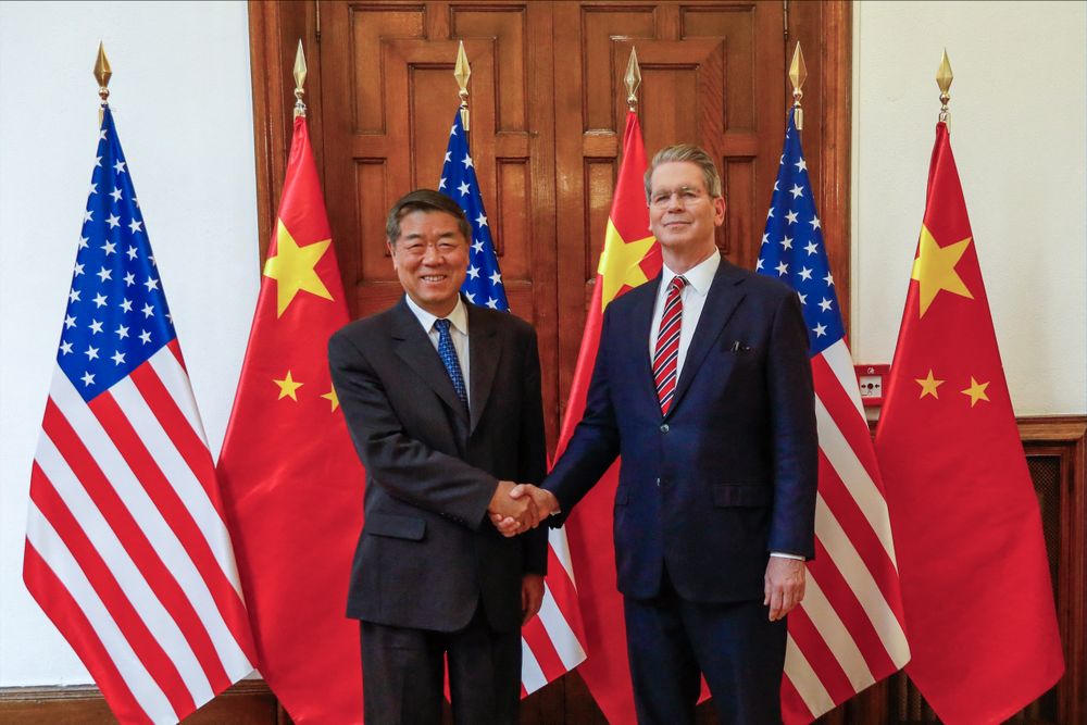 El secretario del Tesoro de EEUU, Scott Bessent, reunido con el viceprimer ministro chino He Lifeng.