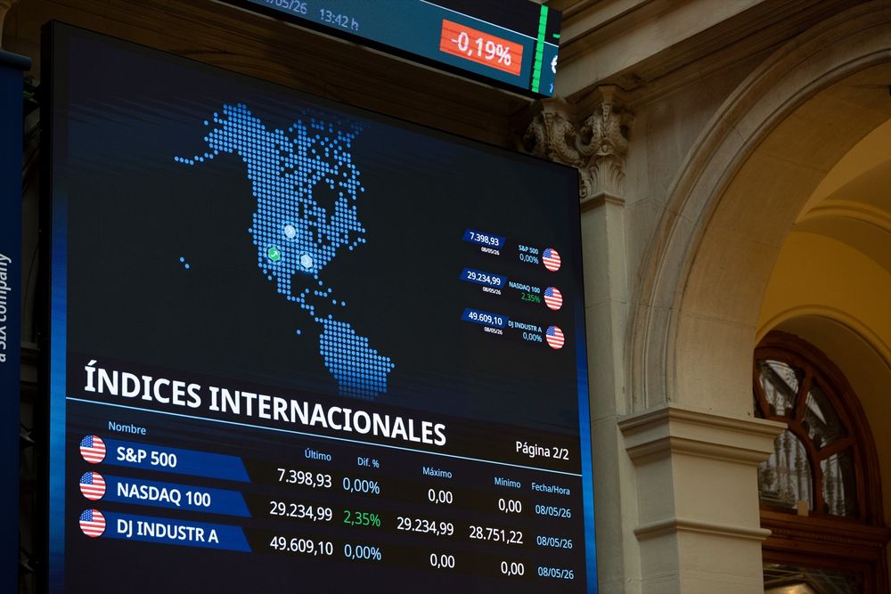 Paneles informativos en el Palacio de la Bolsa de Madrid.
