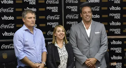 Diego Aguirre, la representante de Coca Cola e Ignacio Ruglio en la firma del acuerdo entre Peñarol y la bebida