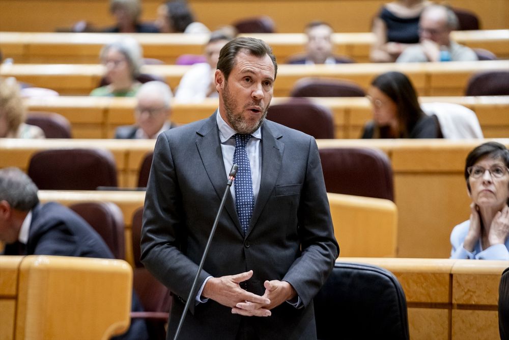 El ministro de Transporte y Movilidad Sostenible, Óscar Puente, durante una sesión plenaria en el Senado.