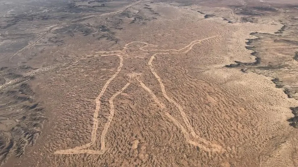 El Hombre de Marree fue grabado sobre la superficie arenosa de un remoto desierto en el estado de Australia Meridional, en 1998.