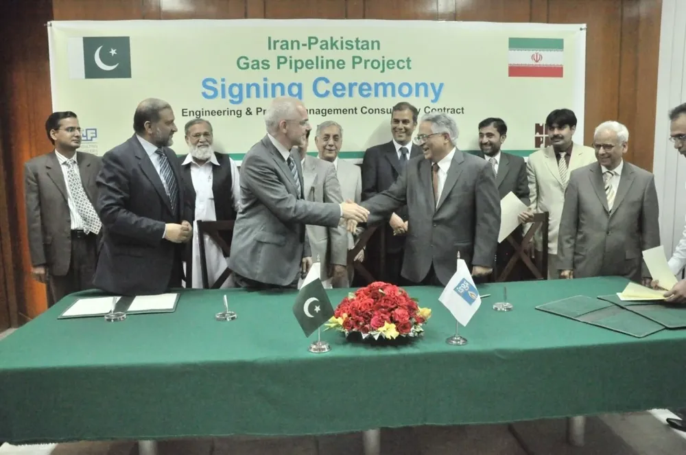 Ceremonia de firma del acuerdo de construcción del gasoducto Irán-Pakistán