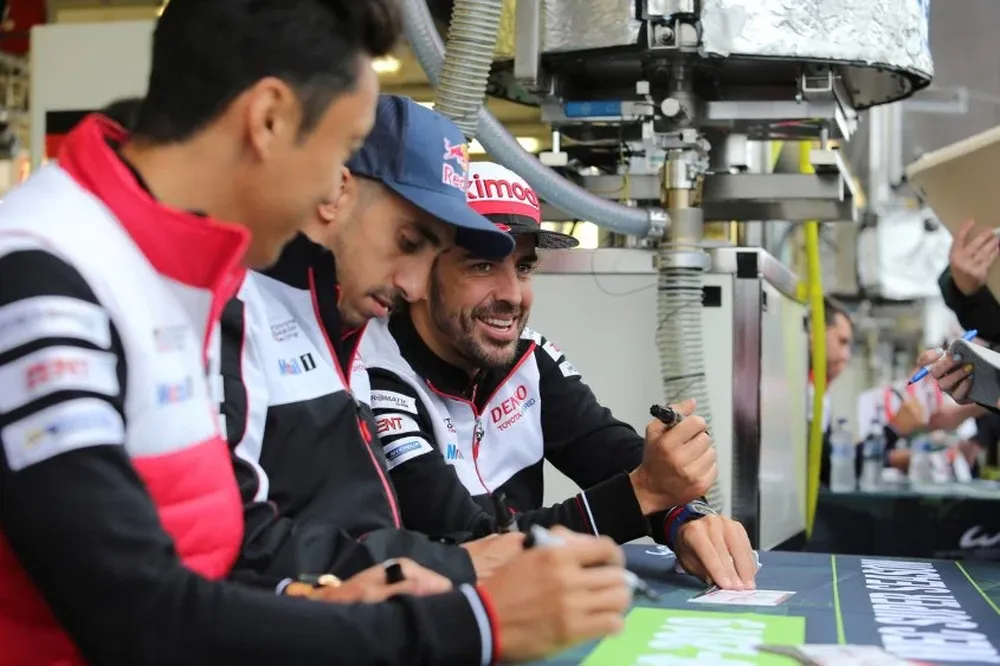 Alonso junto a sus compañeros Sebastien Buemi y Kazuki Nakajima