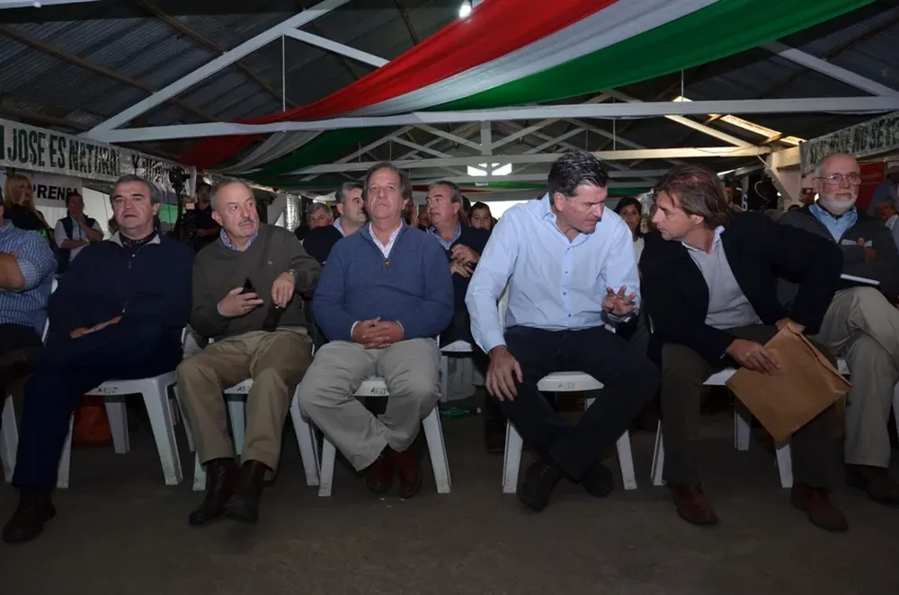 Candidatos de la oposición ayer en la Rural de San José