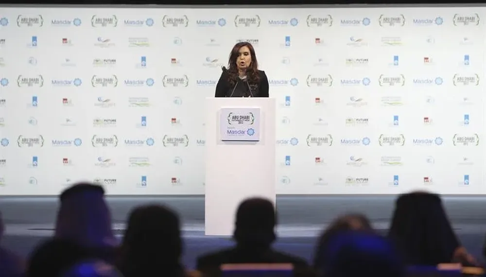 Cristina Fernández ofrece un discurso durante la inauguración de la Cumbre Mundial de Energía del Futuro