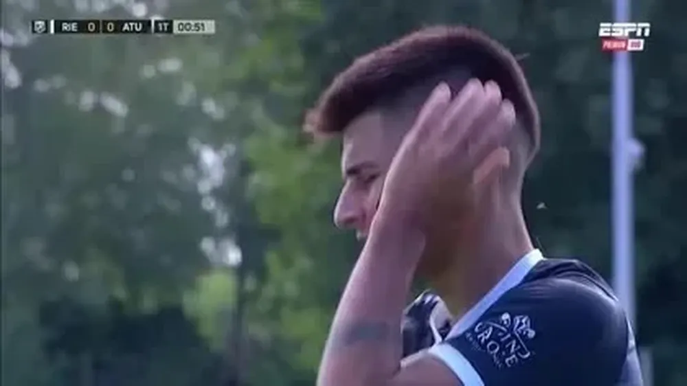 Invasión de mosquitos, también en el fútbol