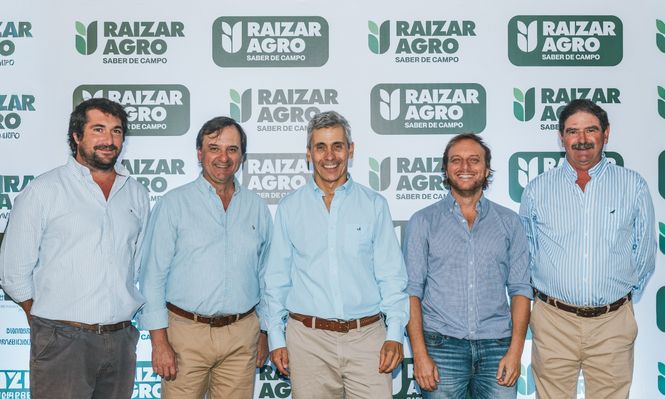 Raizar Agro: la nueva empresa se presentó en Mercedes, Soriano (en la foto: Federico Bellenda, Carlos Ameneiros, Juan Alzugaray, Nicolás Kaplan y Felipe González).