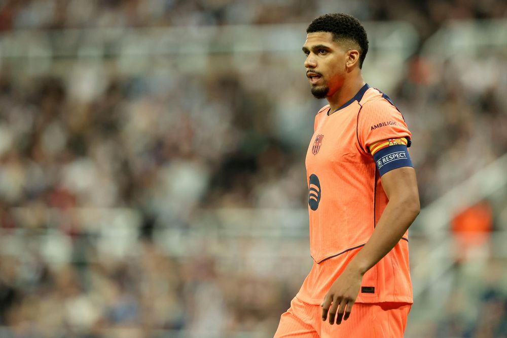 Ronald Araujo ante Newcastle en su debut en la Champions League 2025/26
