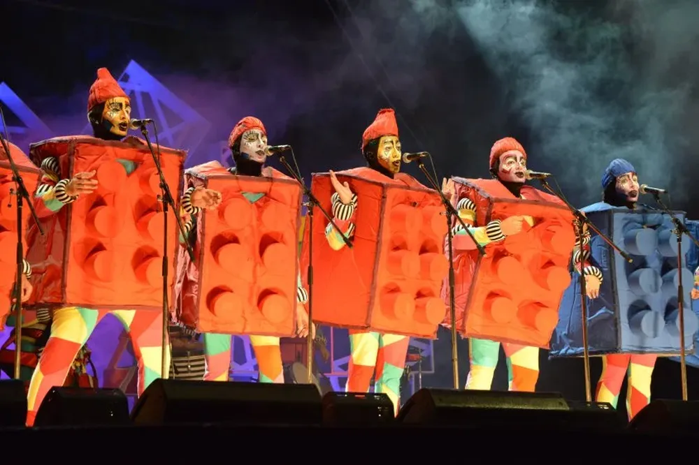La murga Metele que son Pasteles en el Teatro de Verano Ramón Collazo.