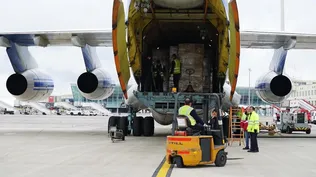 Llegada de un cargamento con material sanitario al aeropuerto de Son Sant Joan.