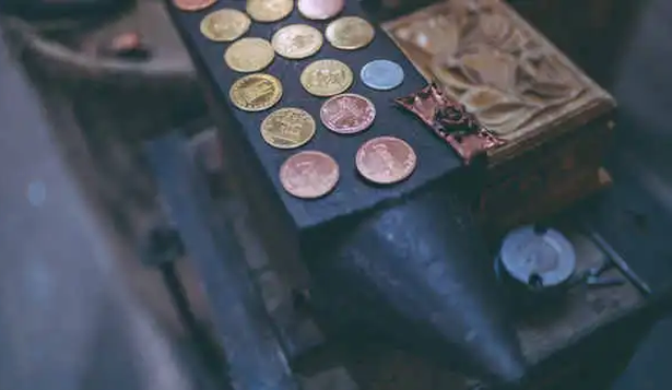 Tomar las clases ofrecidas por organizaciones como la Asociación Numismática Estadounidense puede mejorar tus habilidades de evaluación.