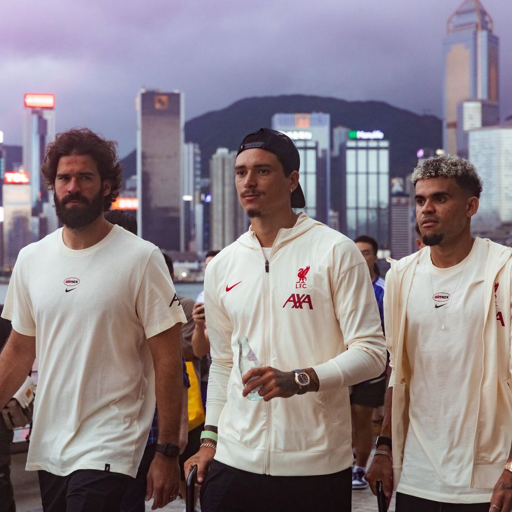 Darwin Núñez llegó a Hong Kong con Liverpool y paseó con el arquero brasileño Alisson Becker y con Luis Díaz