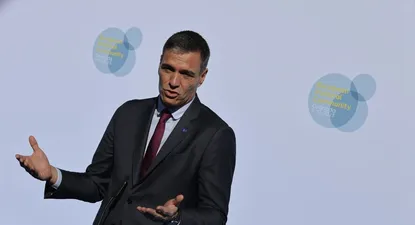 El presidente del Gobierno en funciones, Pedro Sánchez, atiende a los medios a su llegada al Palacio de Congresos de Granada .