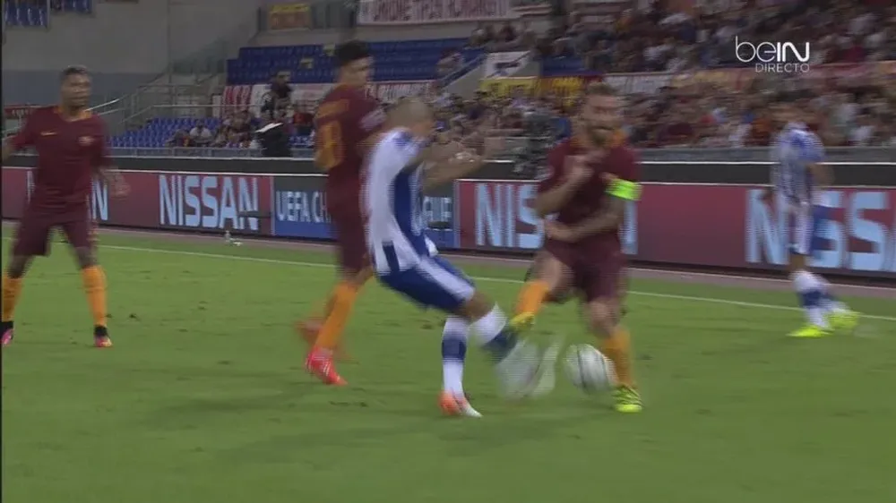 La patada que recibió Maxi Pereira