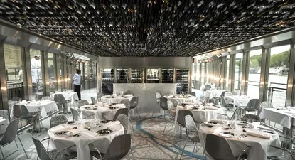 Ducasse no pierde de vista  la torre Eiffel