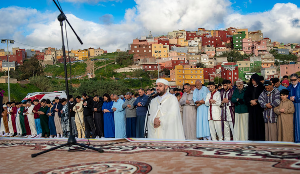 El Imán dirige la oración colectiva con motivo de la festividad del Aíd al-Fitr, en la explanada de Loma Colmenar en Ceuta.