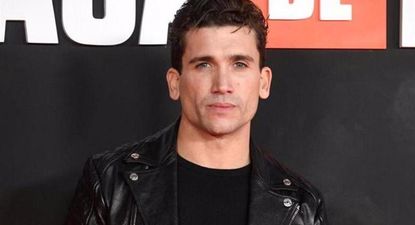 El actor Jaime Lorente, estalló contra comentarios homófobos que recibió. 