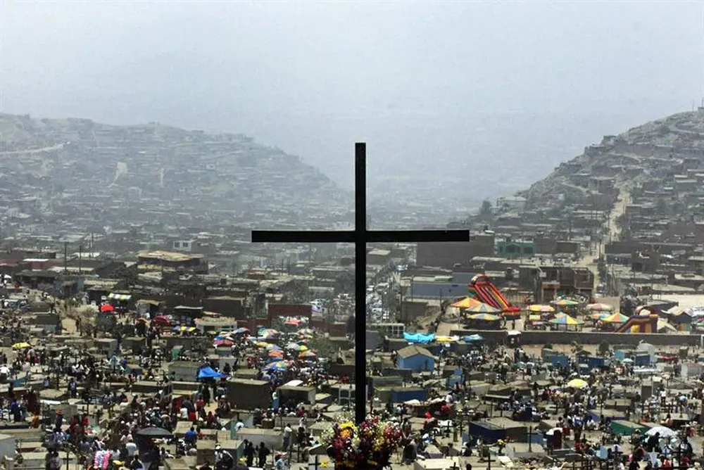 Perú- Vista panorámica del Cementerio Nueva Esperanza o también conocido como Virgen de Lourdes
