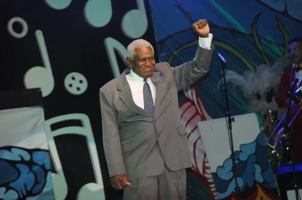 César Pintos, a los 79 años, al interpretar a Mandela en el show de Sarabanda.