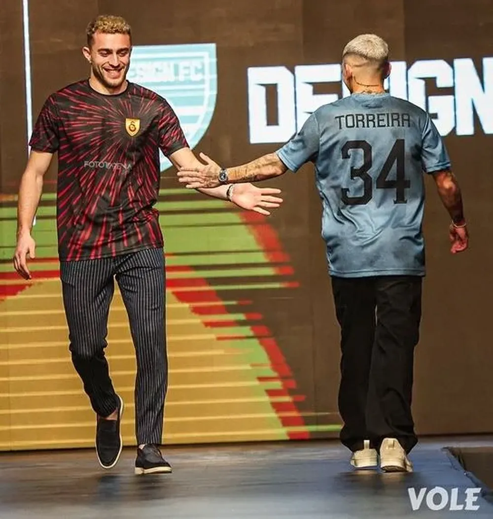 El saludo de Torreira con un modelo