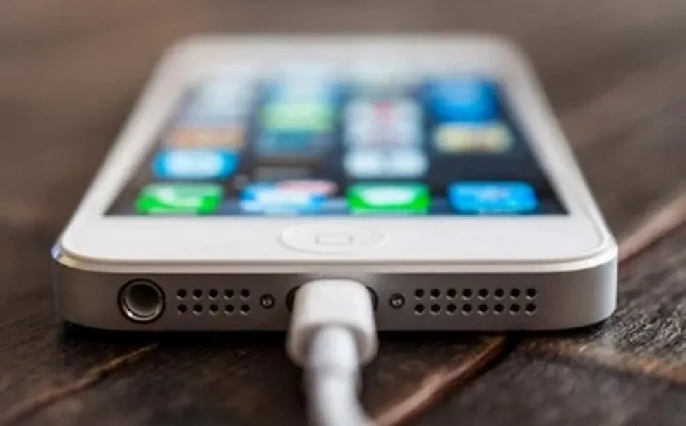 En la web de Apple en China, la compañía muestra en imágenes cómo son los cargadores oficiales para poder reconocerlos. En este caso, el del iPhone 5