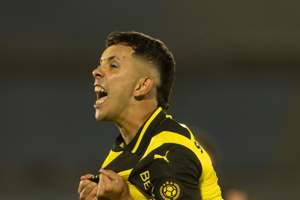 Leonardo Fernández de Peñarol festeja su gol ante Liverpool por la semifinal de la Liga AUF Uruguaya