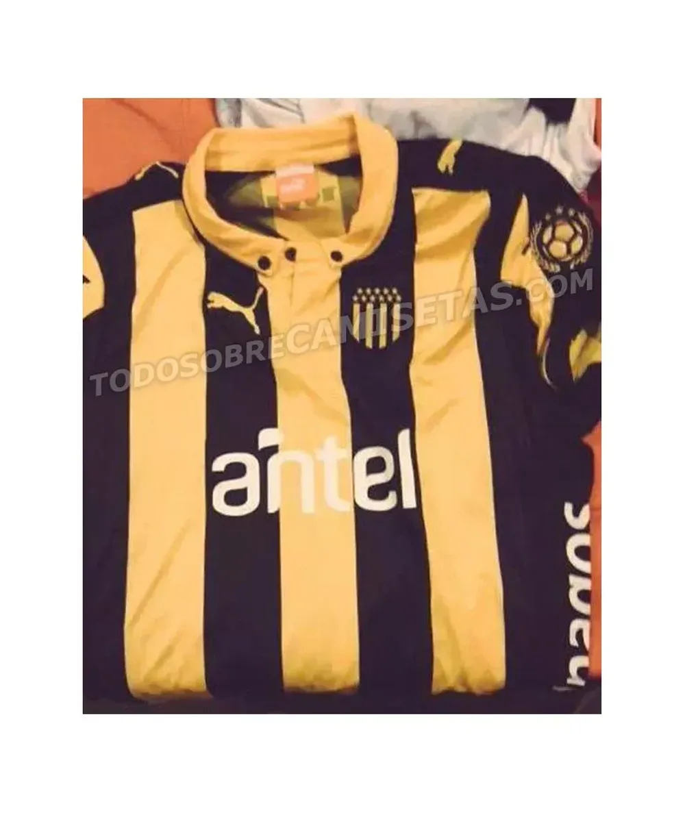 La camiseta de Forlán de cuello con botones