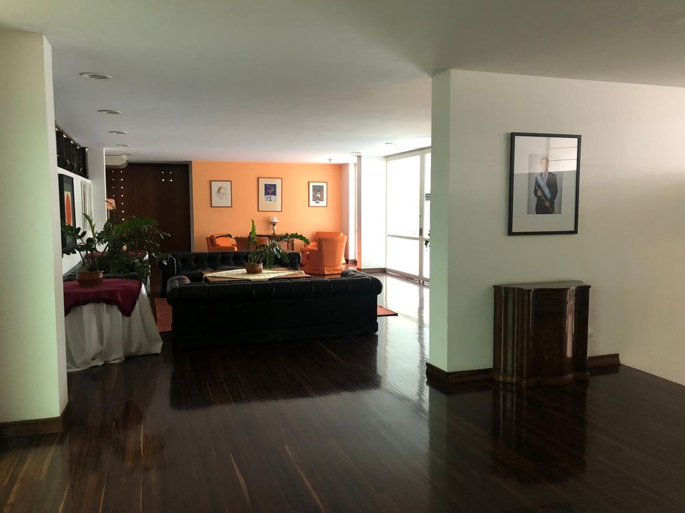 El living de la Quinta Buenos Aires, la residencia de la misi&oacute;n diplom&aacute;tica argentina en Caracas