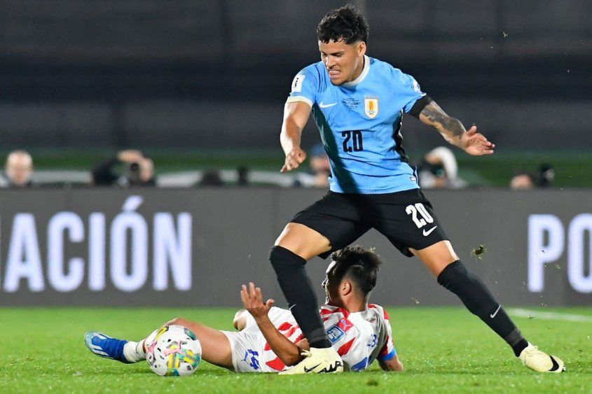 Maximiliano Araújo de la selección de Uruguay ante Paraguay por las Eliminatorias para el Mundial de Estados Unidos, Canadá y México de 2026