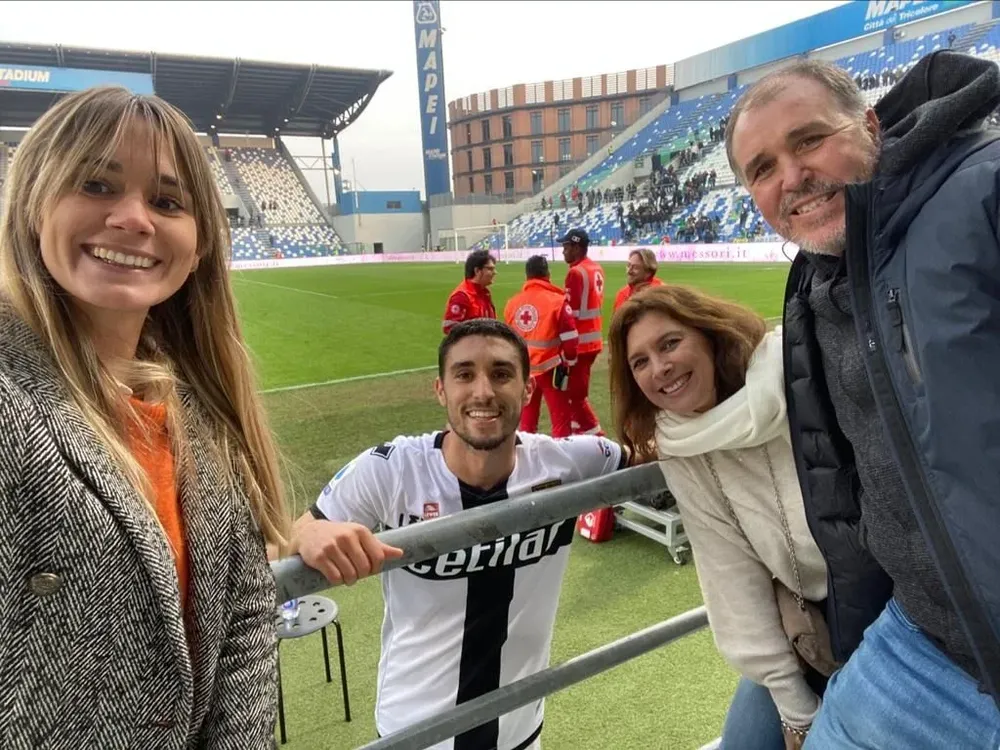 Su novia Marcela, su madre Ana y su padre Andrés, en Parma