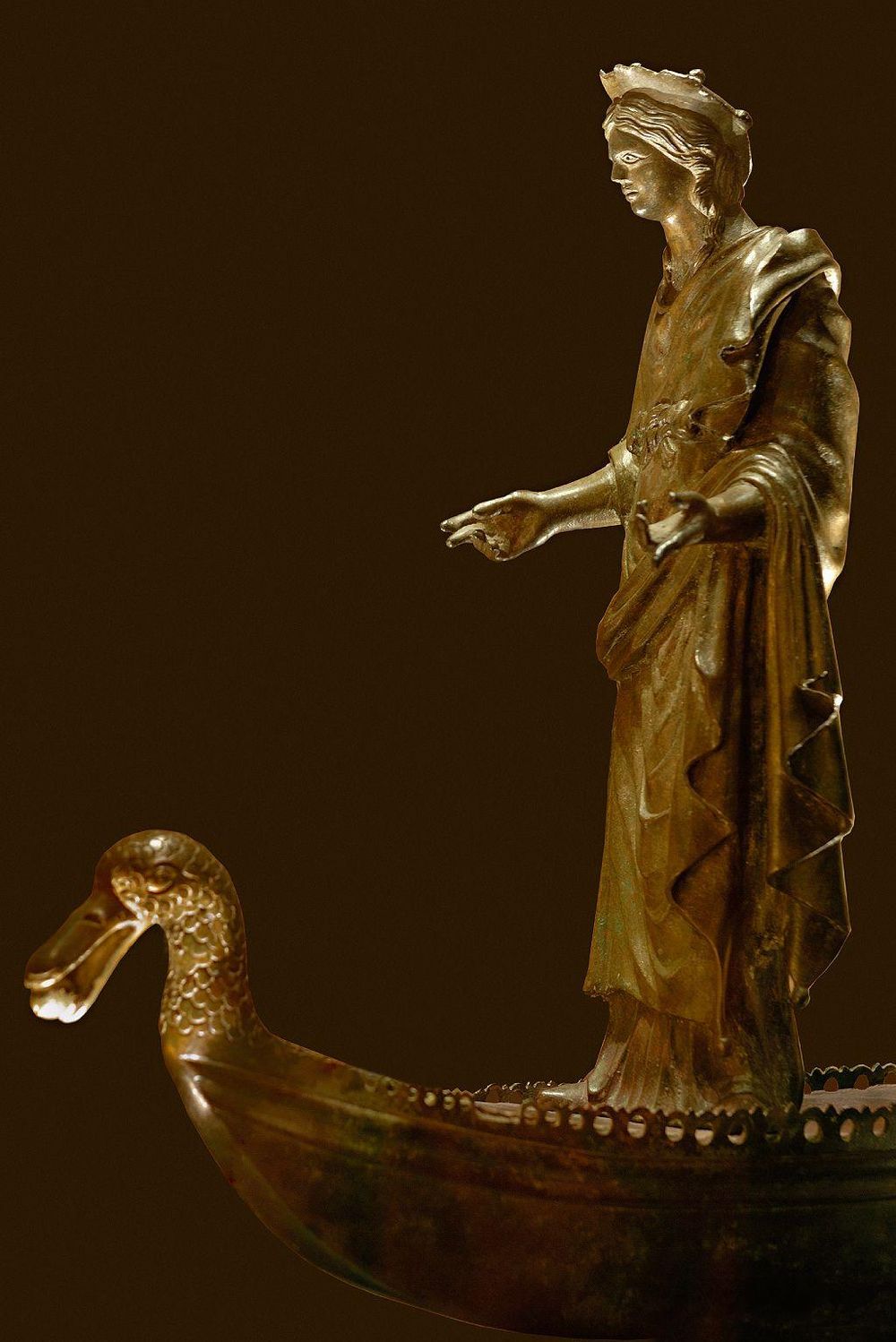 Sequana está representada como una joven con los brazos extendidos como para dar la bienvenida a los suplicantes, en una barca con forma de pato.