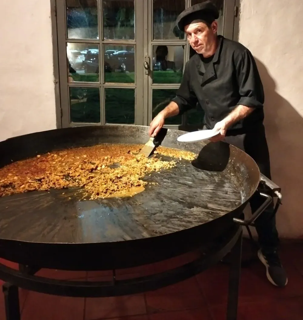 Una de sus paellas, realizada esta semana, al inicio de octubre.