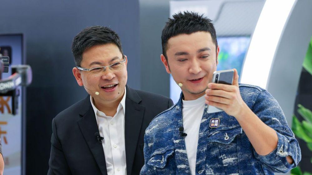 El gobierno estadounidense ha acusado a la gigante china Huawei (a la izquierda, su director ejecutivo, Yu Chengdong) de espionaje y robo de propiedad intelectual.