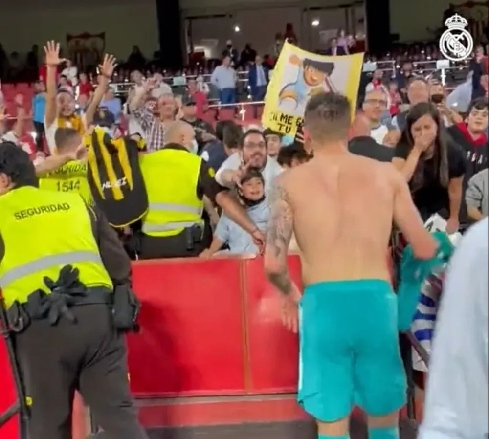 Fede Valverde regaló su camiseta y short a hinchas de Real Madrid