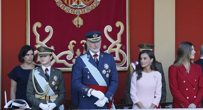 La princesa Leonor (i), el rey Felipe VI (2i), la reina Letizia (2d), y la infanta Sofía (d) durante el tradicional desfile militar por las calles del centro de Madrid en el que participan casi 4.400 militares, 144 vehículos, 39 motos, 50 aviones y 32 helicópteros, este lunes Día de la Fiesta Nacional.