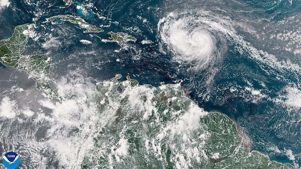 Una imagen satelital muestra al huracán Erin avanzando en el Océano Atlántico.