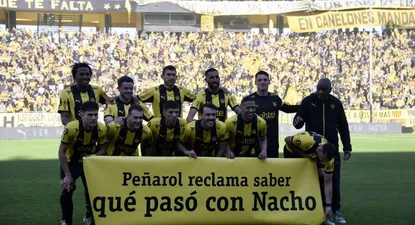 Los jugadores con la pancarta