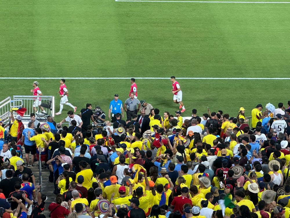 El momento en el que se picó entre hinchas colombianos y funcionarios de la selección de Uruguay